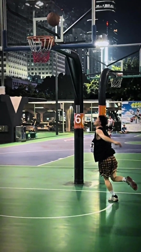 离谱的胯下过人😂 这算犯规嘛? 离谱的胯下过人😂 这算犯规嘛?