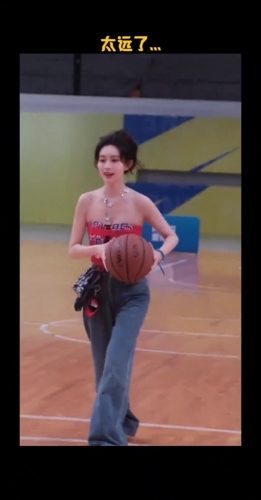 笑不活了😂 篮球之神降临,孟姐花式投篮! 笑不活了😂 篮球之神降临,孟姐花式投篮!